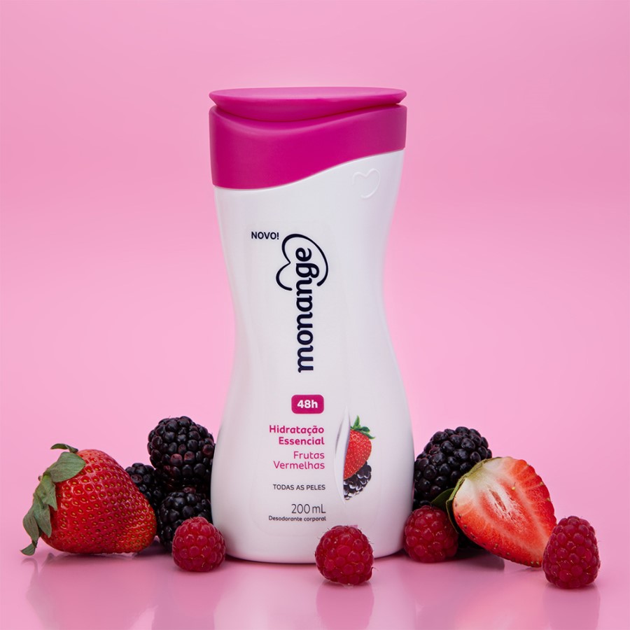 Embalagem de hidratante branca, com morangos, framboesas e amoras na base com um fundo rosa.