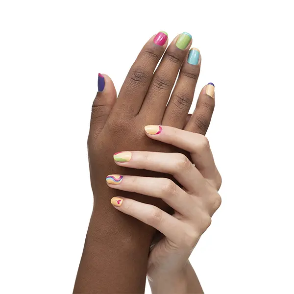 Duas mãos, uma negra e outra branca, com unhas bastante coloridas.