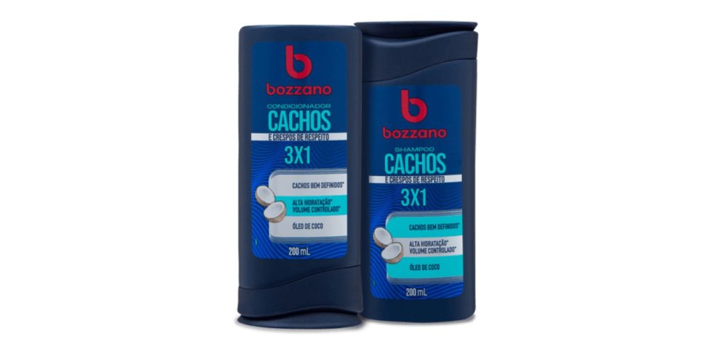 Embalagens do shampoo e condicionador Cachos e Crespos Bozzano, que são dois frascos azuis com detalhes escritos em azul-claro.